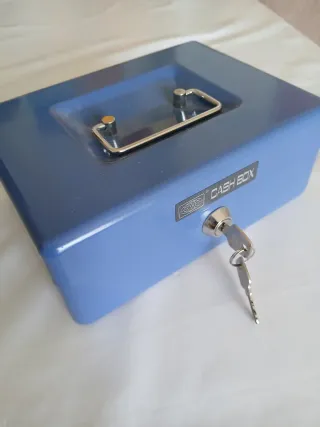 Caja de caudales metálica azul con llave