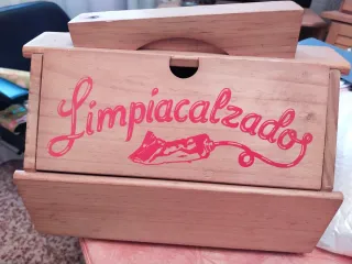 Caja de madera limpiazapatos