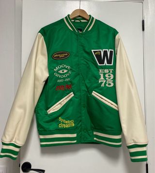 Cazadora universitaria verde y beige