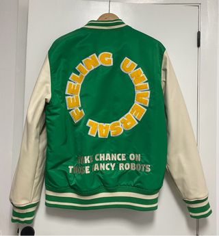 Cazadora universitaria verde y beige