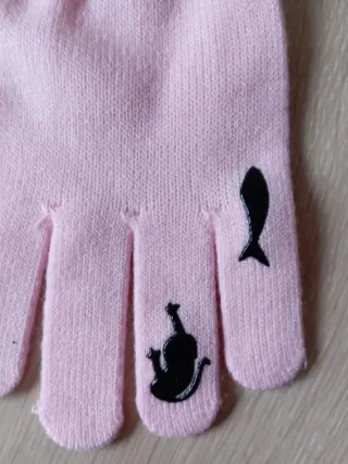 Guantes rosas con gatos negros