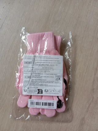 Guantes rosas con gatos negros