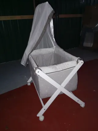 Minicuna con dosel y ruedas
