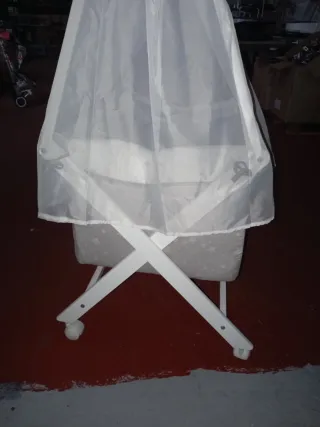 Minicuna con dosel y ruedas