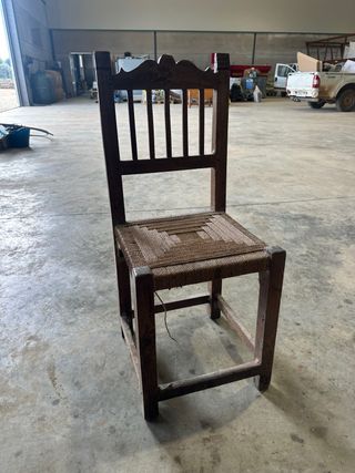 Coppia di antiche sedie rustiche con sedile in enea