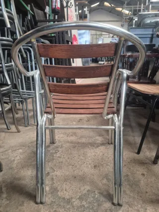 Sillas de metal y madera