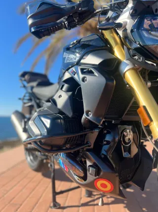 BMW R1250R Triple Black con extras