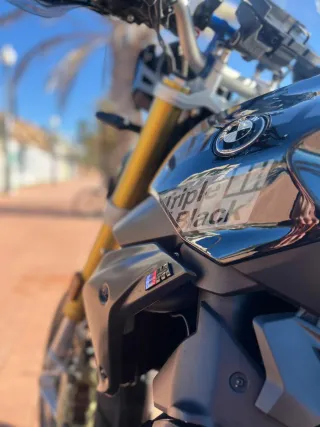 BMW R1250R Triple Black con extras