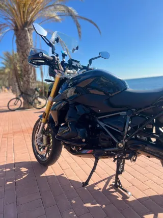 BMW R1250R Triple Black con extras