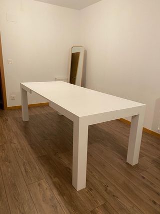 Mesa de comedor extensible blanca y sillas