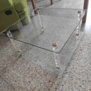 Mesa de centro de cristal y metacrilato. Hay otra