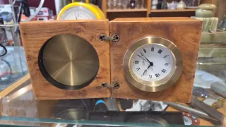 Reloj de mesa antiguo de madera