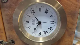 Reloj de mesa antiguo de madera