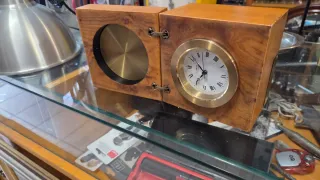 Reloj de mesa antiguo de madera