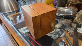 Reloj de mesa antiguo de madera
