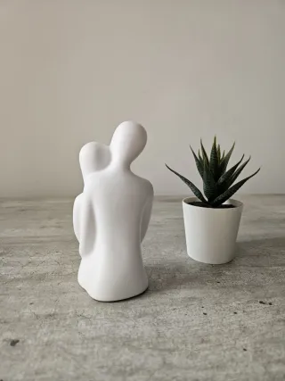 Statuetta ceramica abbraccio