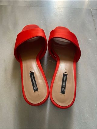 Zapatos de tacón rojos Stradivarius talla 38