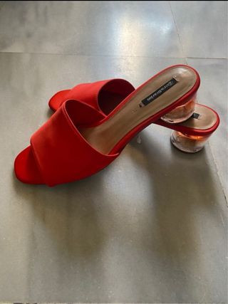 Zapatos de tacón rojos Stradivarius talla 38