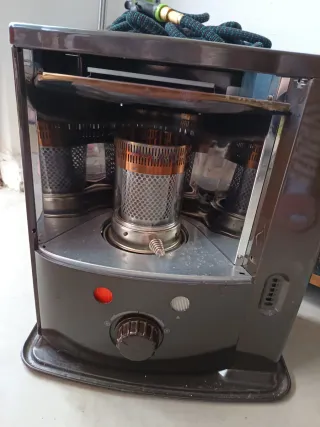 Estufa de parafina negra y dorada