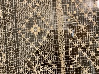 Cortina de encaje beige y marrón antigua