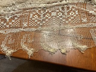 Cortina de encaje beige y marrón antigua