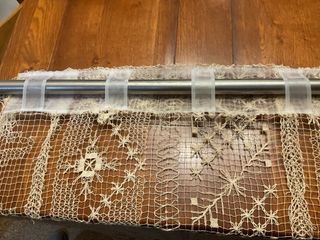 Cortina de encaje beige y marrón antigua