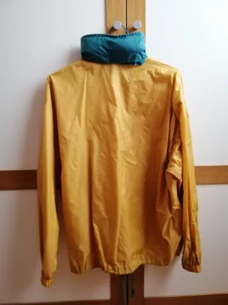 Chubasquero Karhu color Mostaza y Verde