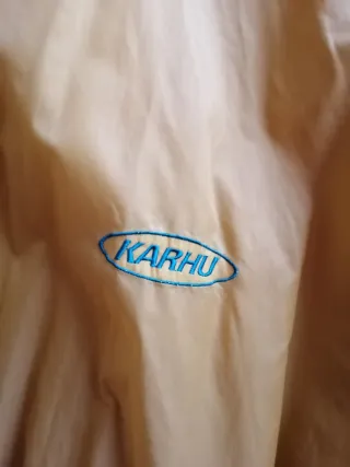 Chubasquero Karhu color Mostaza y Verde