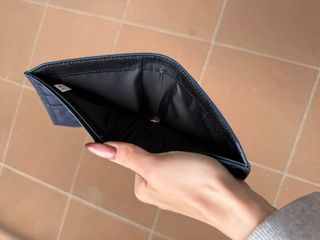 Cartera de cuero azul sin usar