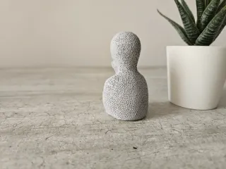 Statua bimbo in resina grigia