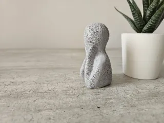 Statua bimbo in resina grigia