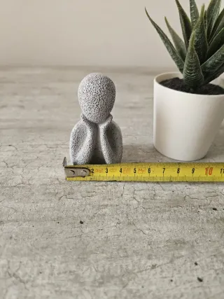 Statua bimbo in resina grigia