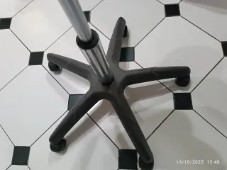 Taburete giratorio regulable en altura