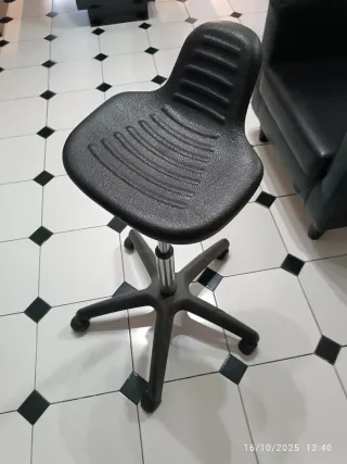 Taburete giratorio regulable en altura