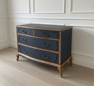 Comodino in legno grigio e marrone