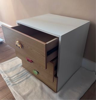 Cajonera de madera con tiradores infantiles