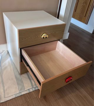 Cajonera de madera con tiradores infantiles