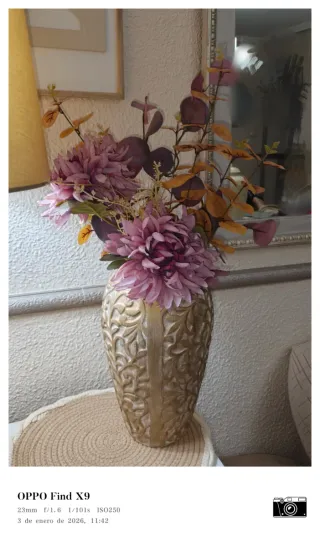 Jarrón Dorado con Flores Púrpuras