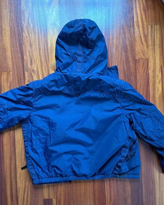 Chaqueta acolchada azul con capucha Mango