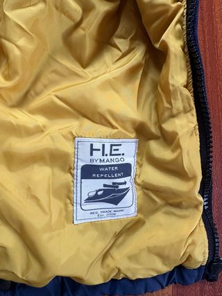 Chaqueta acolchada azul con capucha Mango