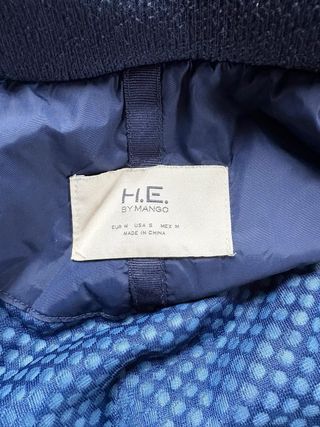 Chaqueta acolchada azul con capucha Mango