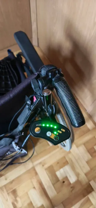 Silla de ruedas con motor auxiliar