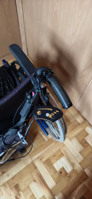 Silla de ruedas con motor auxiliar