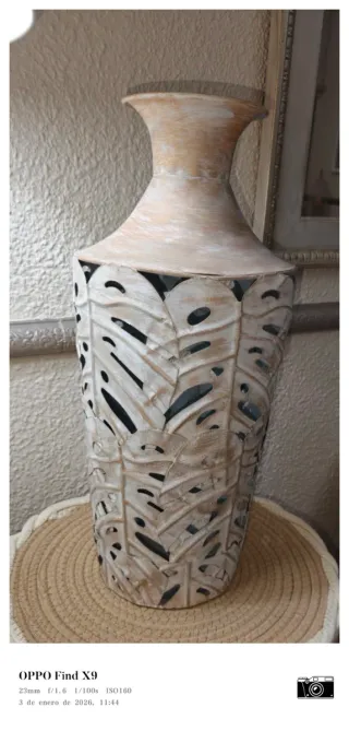 Jarrón Decorativo Beige y Blanco