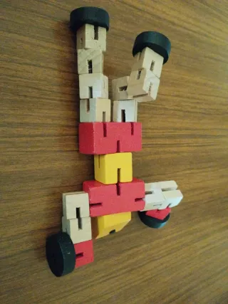 Muñeco juego coche madera bloques