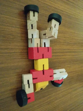 Muñeco juego coche madera bloques