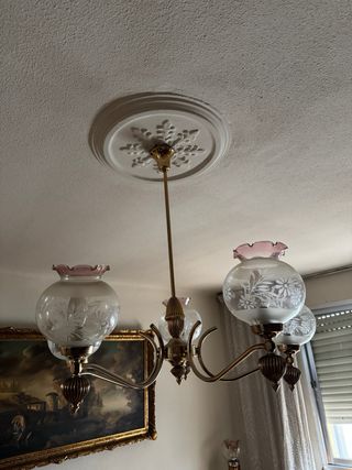 Lámpara de techo dorada con globos