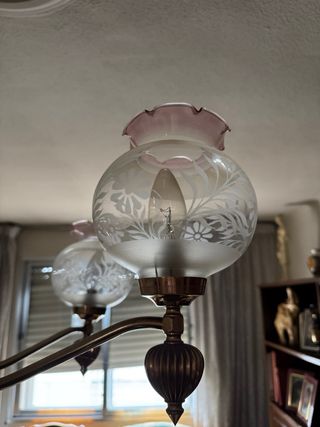 Lámpara de techo dorada con globos