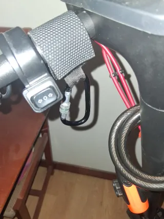 Mosquetón gancho para patinetes