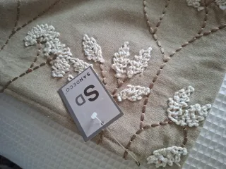 Cojines decorativos beige con flores